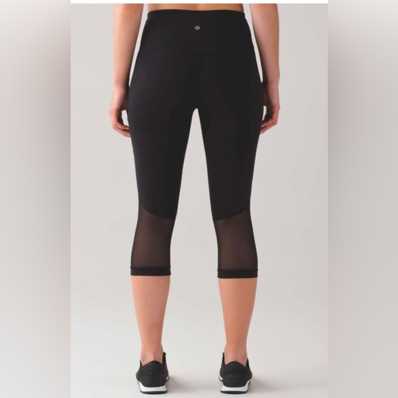 Lululemon Black Gear Up Crop 17”. Size 8 - Picture 2 of 7